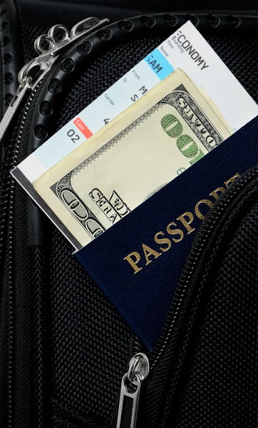 Pasaporte en una maleta — Foto de Stock