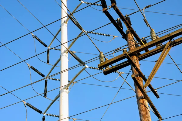 Två linjer elstolpar — Stockfoto