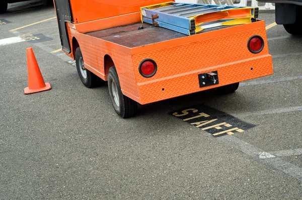 Narancssárga szerviz autó — Stock Fotó