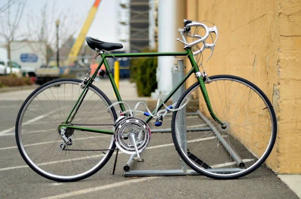 Bicicletta sportiva verde — Foto Stock