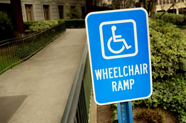 Señal de rampa para silla de ruedas para discapacitados Imágenes de stock libres de derechos