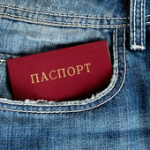 červené passort v džínách