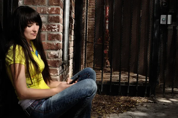 Chica sentada junto a la puerta — Foto de Stock