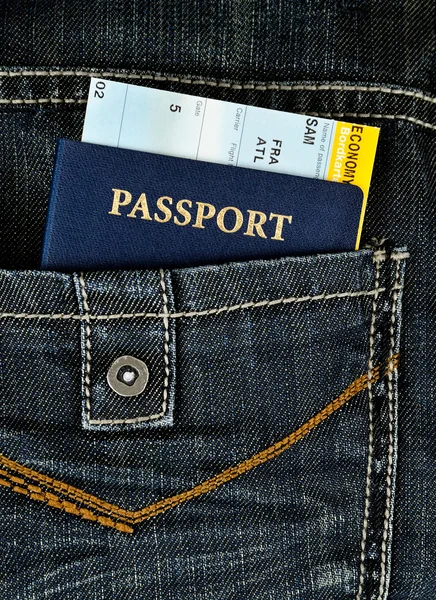 Pasaporte con tarjeta de embarque en jeans — Foto de Stock