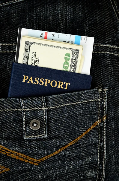 Passeport avec carte d'embarquement et argent en jeans — Photo