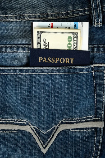 Pasaport ve biniş kartı ve para Jeans — Stok fotoğraf
