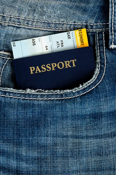 Pasaporte con tarjeta de embarque en jeans —  Fotos de Stock
