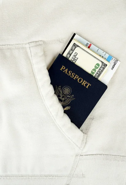 Reisepass in weißer Tasche — Stockfoto