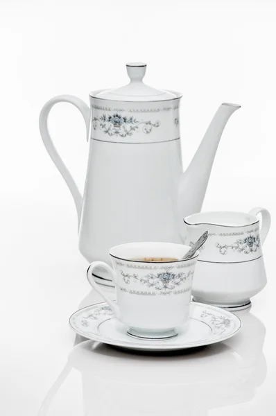 Weiße Tasse und Teekanne lizenzfreie Stockbilder