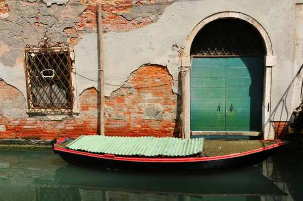 Лодка в Венеции, Италия — стоковое фото