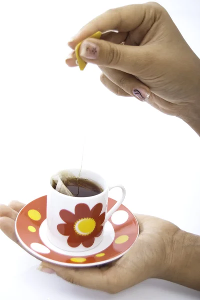 Tasse à thé tenir dans les mains — Photo