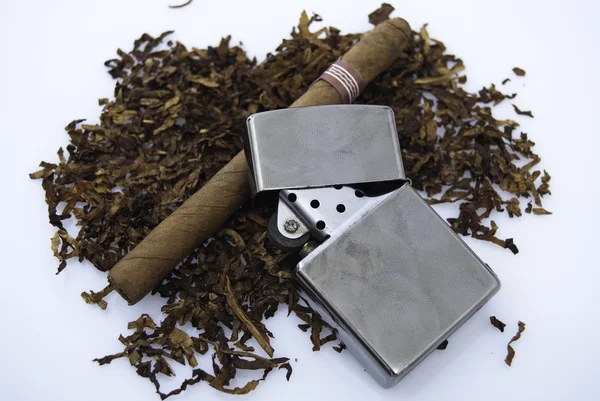 Charuto, tabacco e zippo Fotografias De Stock Royalty-Free