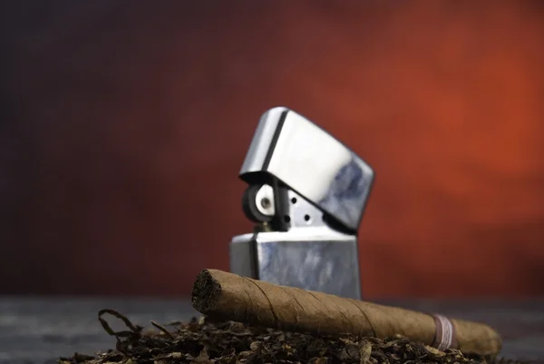 Zigarre, Tabak und Zippo lizenzfreie Stockfotos