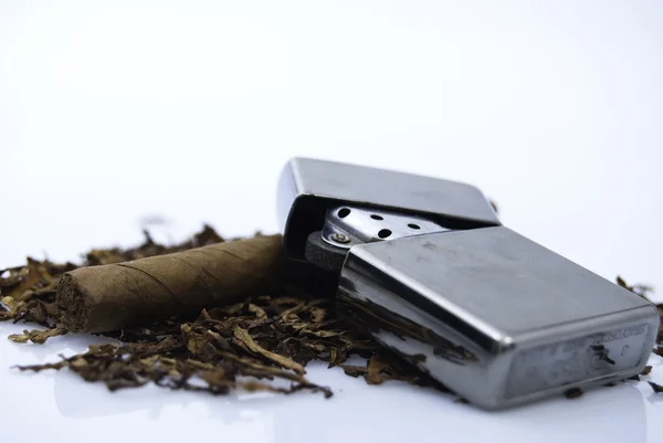Charuto, tabacco e zippo Imagens De Bancos De Imagens