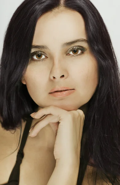 Retrato de uma bela mulher de cabelos escuros — Fotografia de Stock