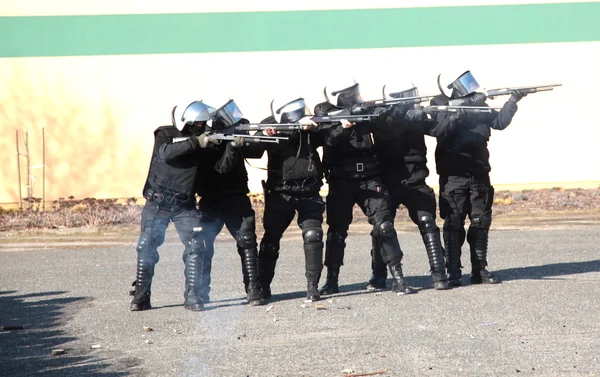 총을 가진 무장된 경찰 로열티 프리 스톡 사진