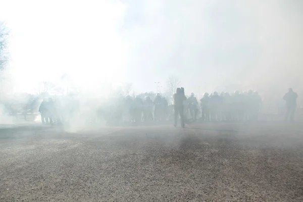 La fumée et la police pendant la formation Images De Stock Libres De Droits
