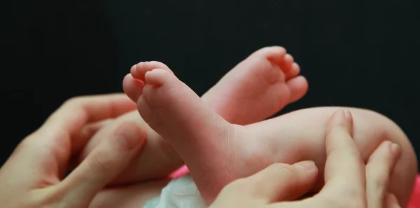 작은 아이 들 발 — 스톡 사진