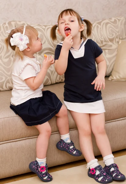 Due bambine con caramelle — Foto Stock
