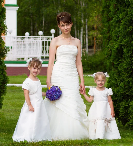 Bruid stand met twee kleine meisjes - bruidsmeisje Rechtenvrije Stockfoto's