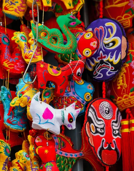 Chinese kleurrijke souvenir silk decoraties beijing, china — Stockfoto