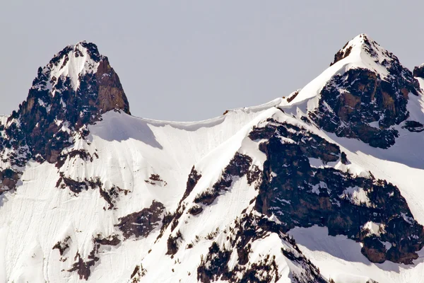 Besneeuwde ridge lijnen kristallen berg — Stockfoto