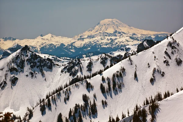 白雪皑皑的山圣亚当斯和脊线 — 图库照片