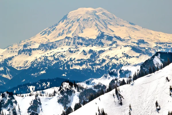 Schneebedeckter Mount Saint Adams und Gratlinien — Stockfoto