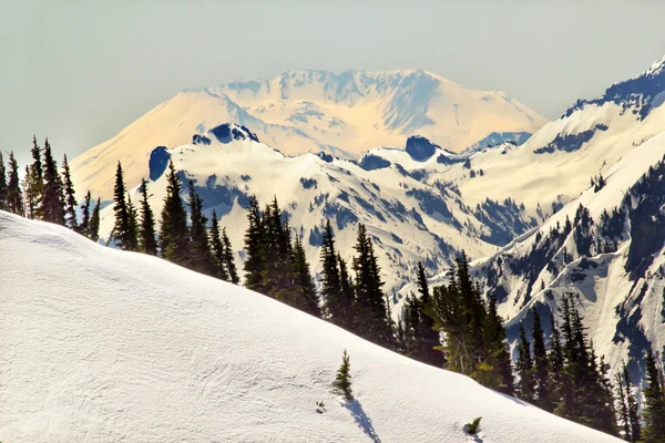 Snöiga mount saint helens och åsen linjer — Stockfoto