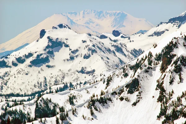 白雪皑皑的圣海伦和脊线 — 图库照片