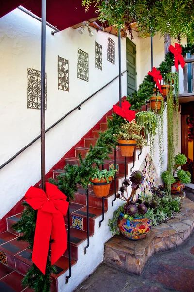 Pasos y Escaleras Decoraciones de Navidad Cintas Rojas Coronas Cactu —  Fotos de Stock
