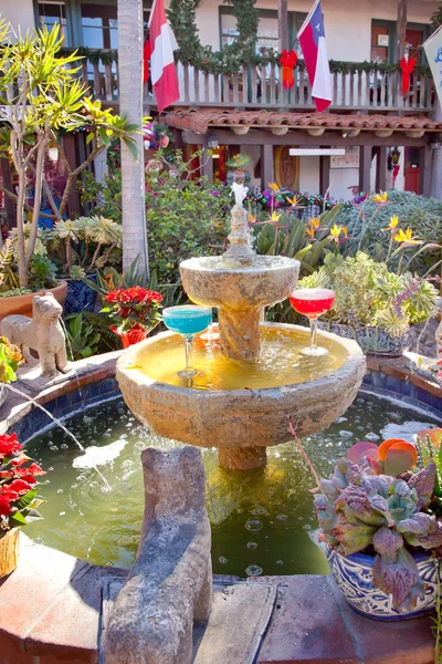 분수 마가리타 잔 꽃 정원 선인장 오래 된 San Diego C — 스톡 사진