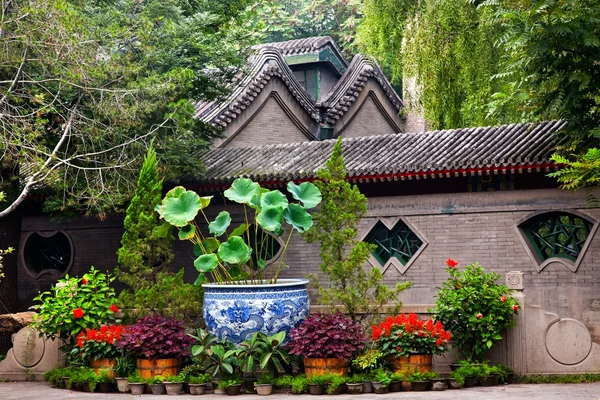 Zahradní stěny porcelánový hrnec někdejší rezidence Sung Čching ling — Stock fotografie