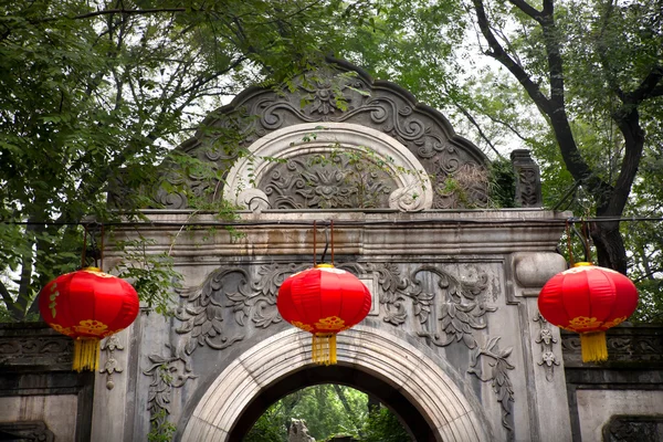 Kamenná brána zahradní červené lucerny princ gong mansion qian hai beij — Stock fotografie