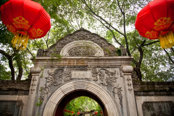 Kamenná brána zahradní červené lucerny princ gong mansion qian hai beij — Stock fotografie