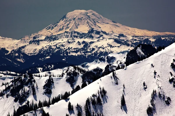 Schneebedeckter Berg adams Kammlinien Washington — Stockfoto