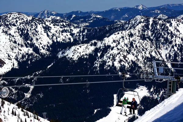 Skiën stoeltjeslift sneeuw ruggen crystal mountain washington — Stockfoto