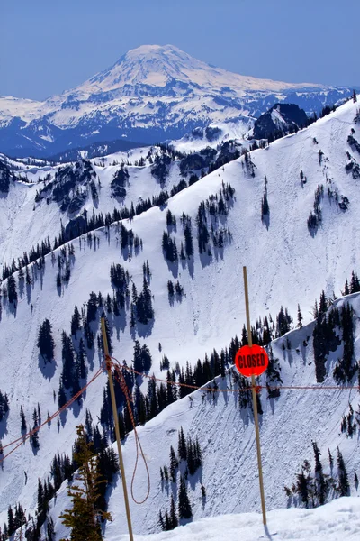 Schneebedeckter Berg Heiliger adams geschlossenes Schild Washington — Stockfoto