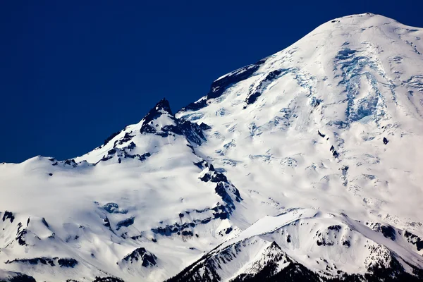 白雪皑皑的峰顶关闭与火山口华盛顿 — 图库照片