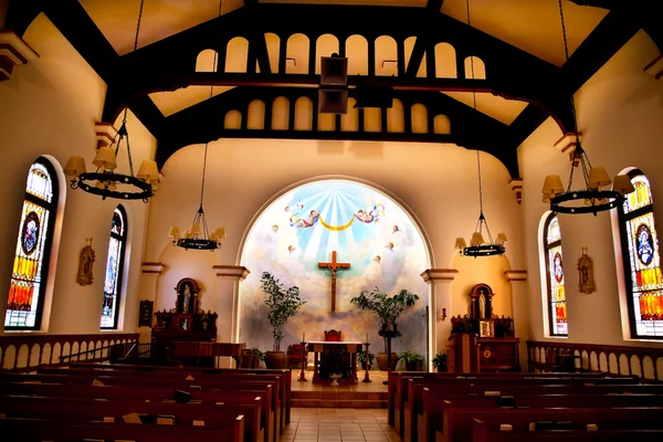 Altaret interiör cross obefläckade befruktningen kyrka gamla san diego — Stockfoto