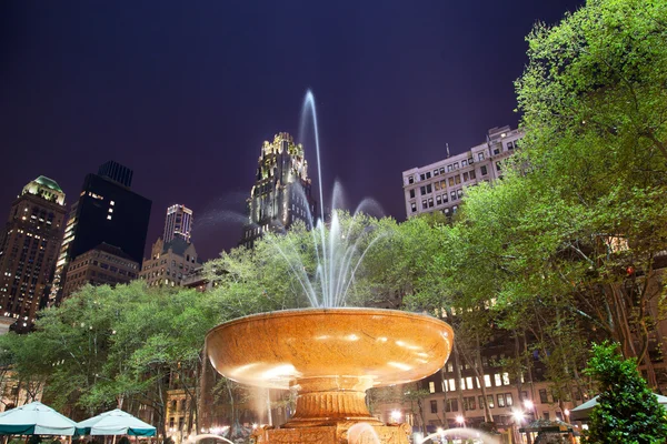 Bryant park new york city nacht fontein — Stockfoto