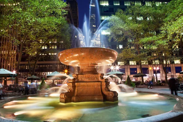 Bryant park new york city nacht fontein — Stockfoto