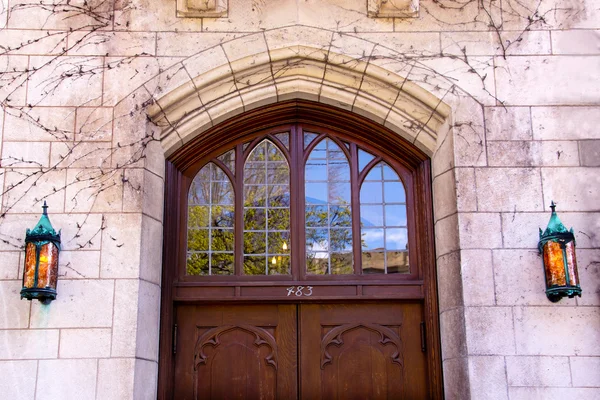 Πανεπιστήμιο Yale πόρτα ξύλινη πόρτα λαμπτήρες — Φωτογραφία Αρχείου