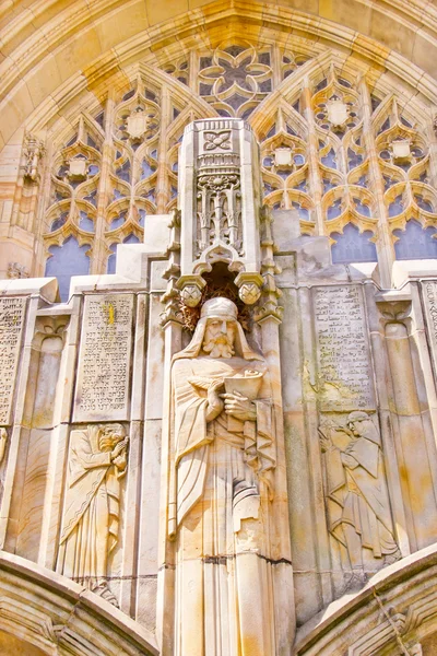 Estátua da fachada da biblioteca da Universidade de Yale Sterling Memorial Ancient — Fotografia de Stock