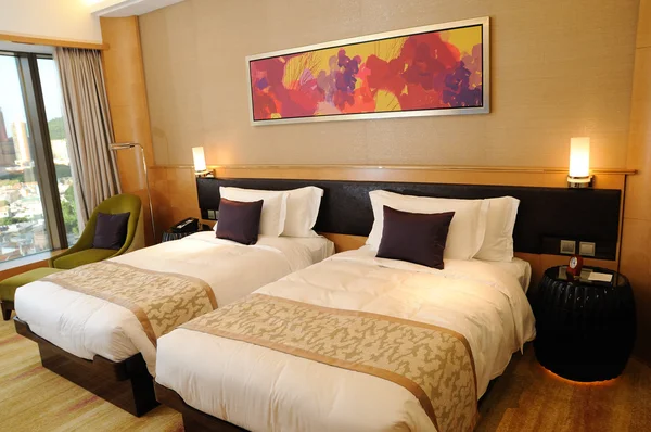 Moderni hotelli makuuhuone — kuvapankkivalokuva