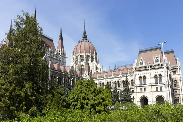 Boedapest Parlement in bomen — Stockfoto