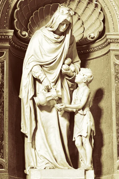 St. stephen's Basiliek interieur met standbeeld — Stockfoto