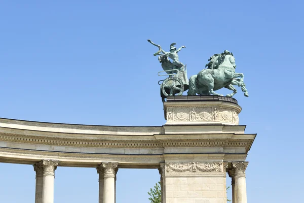 Statyer av Hjältarnas torg, budapest — Stockfoto