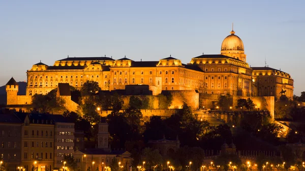 高貴な宮殿、夜のブダペスト — ストック写真
