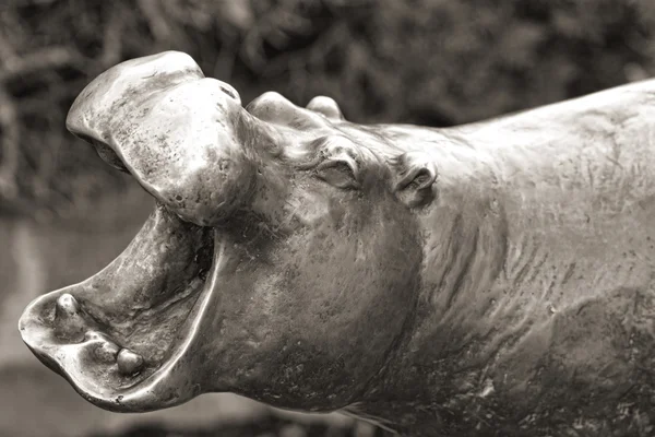 Hipopotam statua (sepia) — Zdjęcie stockowe